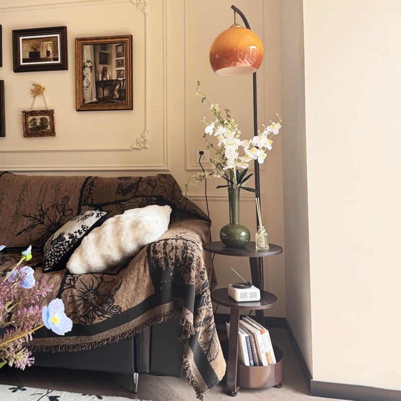 Vloerlamp, antiek nachtkastje  - Sofas recensie en prijs
