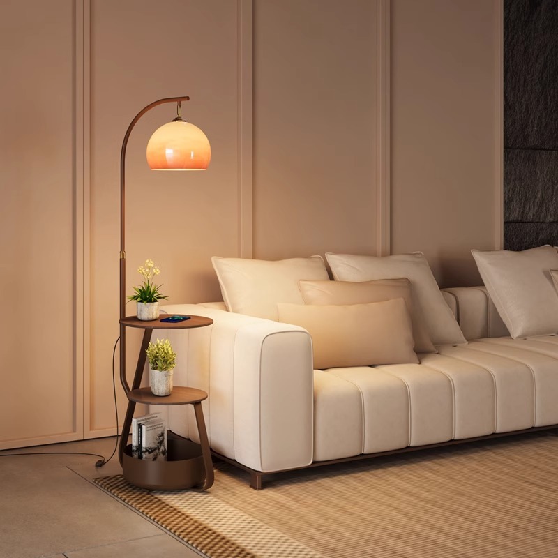 Vloerlamp, antiek nachtkastje  - Sofas recensie en prijs